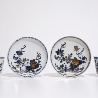 Une paire de tasses et soucoupes en porcelaine de Chine bleu et blanc et doré, Qianlong