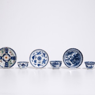 Quatre tasses et soucoupes en porcelaine de Chine famille rose et bleu et blanc, 18/19ème