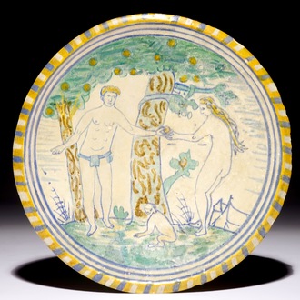 Een polychroom Nederlands majolica bord met Adam en Eva, ca. 1600