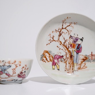 Une tasse et soucoupe en porcelaine de Chine famille rose à décor mandarin, Qianlong