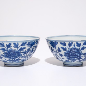 Une paire de bols en porcelaine de Chine bleu et blanc aux rinceaux de pivoine, marque de Chenghua, Ming