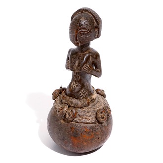 Een vrouwelijke Luba figuur op kalebas, D.R. Congo, midden 20e eeuw