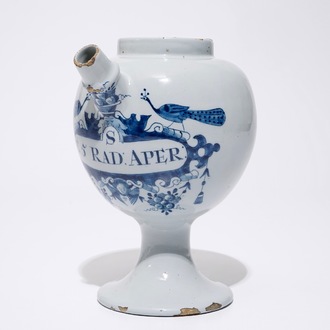 Een blauw-witte Delftse siroopkan "E5:Rad:Aper:", 18e eeuw