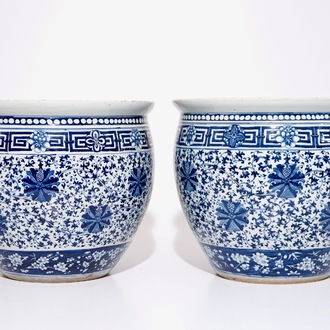Une paire d’acquariums en porcelaine de Chine bleu et blanc aux rinceaux de lotus, 19ème