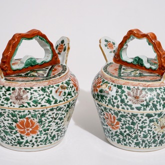 Une paire de pots à chaux en porcelaine de Chine famille verte, poss. pour le marché vietnamien, Kangxi