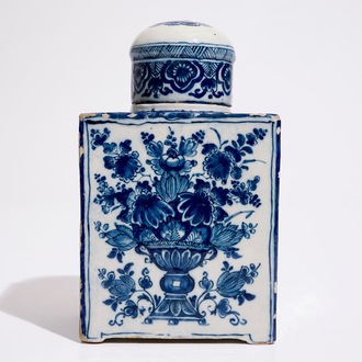 Een grote blauw-witte Delftse theebus met origineel deksel, ca. 1700