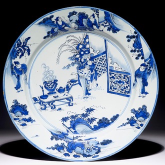 Un grand plat en faïence de Delft bleu et blanc à décor chinoiserie, fin du 17ème