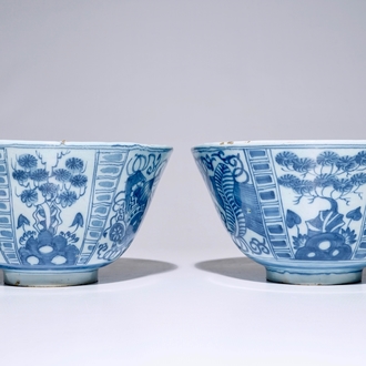 Une paire de bols en faïence de Delft bleu et blanc de style Wanli, fin du 17ème