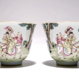 Une paire de tasses en porcelaine de Chine famille rose, marque de Guangxu, 20ème