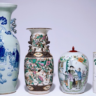 Vier diverse Chinese vazen, w.o. blauw wit op celadon fond en famille rose, 19/20e eeuw