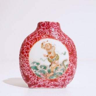 Une tabatière en porcelaine de Chine famille rose à fond rouge rubis, 19ème