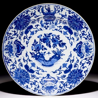 Un plat armorié de Pelgrom en porcelaine de Chine bleu et blanc pour le marché hollandais, Kangxi