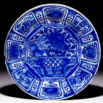 Un plat en faïence de Delft bleu et blanc à décor chinoiserie de style kraak, 1er quart du 18ème