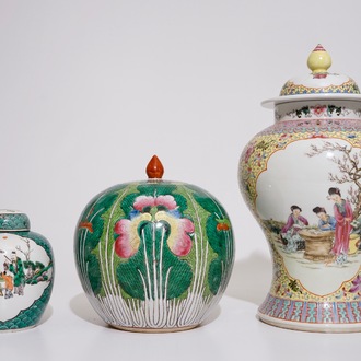 Deux vases en porcelaine de Chine famille rose et un petit pot à gingembre couvert famille verte, 19/20ème