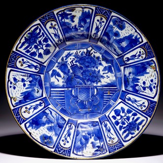 Un grand plat en porcelaine de Japon d'Arita de style Wanli surdécoré, vers 1700