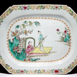 Un grand plat octogonal en porcelaine de Chine famille rose aux personnages sur une barque, Yongzheng