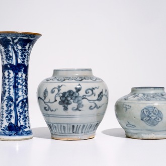 Twee Chinese blauw-witte potjes, Ming en een bekervaasje, Kangxi