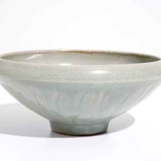Un bol en porcelaine de Chine céladon à décor sous-émail floral, 19ème