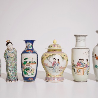 Vijf Chinese famille rose vazen en een staande figuur, 19/20e eeuw