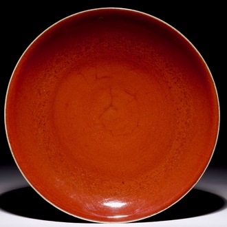 Un plat en porcelaine de Chine rouge monochrome, 19ème