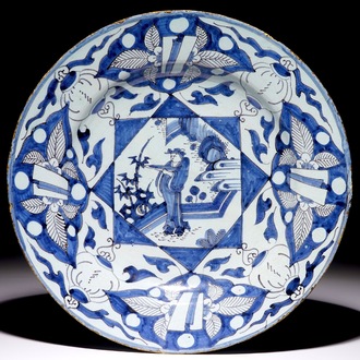 Un plat en faïence de Delft en bleu, blanc et manganèse à décor chinoiserie, 17ème