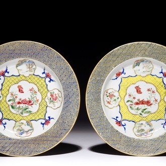 Une paire d'assiettes en porcelaine de Chine famille rose, Yongzheng