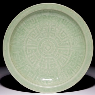 Un plat en porcelaine de Chine céladon à décor floral, 19ème
