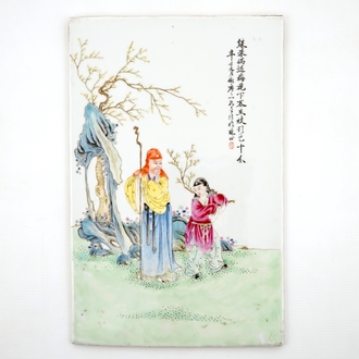 Une plaque en porcelaine de Chine famille rose avec une scène de jardin, 19/20ème