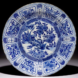 Un très grand plat au lion en porcelaine de Chine bleu et blanc de type Kraak, Ming, Wanli