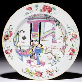 Une assiette en porcelaine de Chine famille rose "Romance de la Chambre de l'Ouest", Yongzheng