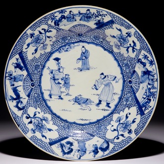 Un plat en porcelaine de Chine bleu et blanc à décor d'une punition, Yongzheng/Qianlong