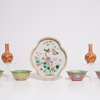 Un plat en porcelaine de Chine famille rose, une paire de vases aux dragons et quatre bols en émail de Canton, 19/20ème