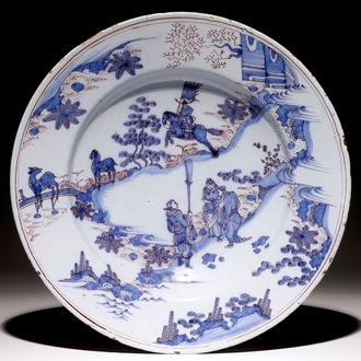 Un grand plat en faïence de Delft en bleu, blanc et manganèse à décor chinoiserie, 17ème