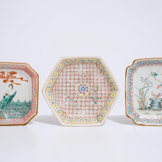 Trois présentoirs en porcelaine de Chine famille rose, 19ème