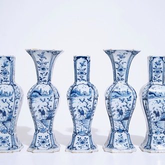 Une garniture de cinq vases en faïence de Delft bleu et blanc à décor de chinoiserie, 18ème