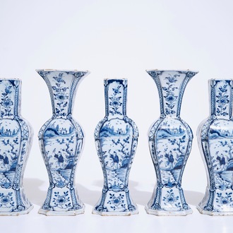 Een fijn blauw-wit Delfts vijfdelig kaststel met chinoiseriedecor, 1e helft 18e eeuw