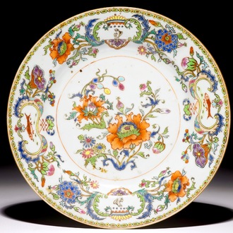Une assiette en porcelaine de Chine d'exportation à décor "Pompadour", vers 1745