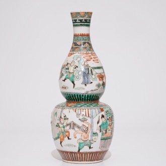 Un vase de forme double gourde en porcelaine de Chine famille verte, marque de Kangxi, 19ème
