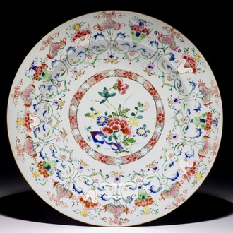 A large Chinese famille rose dish with a central flower medallion, Yongzheng/Qianlong