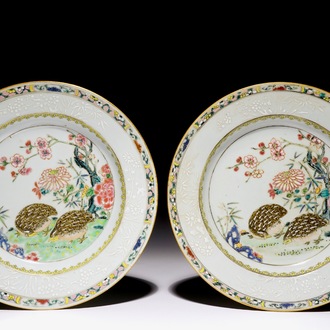 Une paire d’assiettes aux cailles en porcelaine de Chine famille rose, Yongzheng