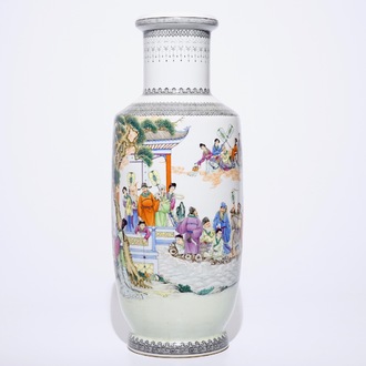Un grand vase rouleau en porcelaine de Chine famille rose, 20ème