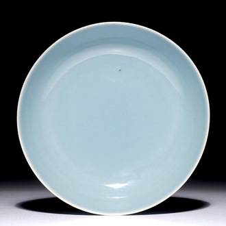Une assiette monochrome clair de lune en porcelaine de Chine, marque Qianlong, 19/20ème
