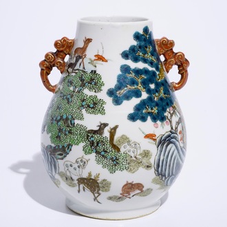 Un vase de forme hu en porcelaine de Chine à décor de cerfs dans un paysage, Tongzhi marque et poss. époque