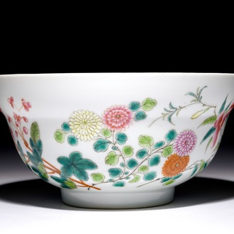 Un bol en porcelaine de Chine famille rose à décor floral, marque et prob. époque de Guangxu, 19/20ème