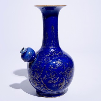 Een Chinese bleu poudré kendi met verguld floraal decor, Kangxi