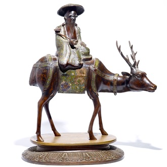 Un grand modèle de Shou Lao sur un cerf en bronze et cloisonné sur socle en bois, Chine, 19/20ème