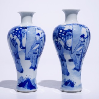 Une paire de vases meiping en porcelaine de Chine bleu et blanc de style Kangxi, 19/20ème
