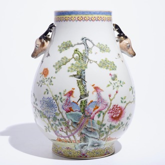 Un vase en porcelaine de Chine de forme hu à décor de phénix et cerfs, marque de Qianlong, 19/20ème