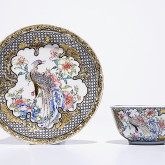 Une tasse et soucoupe en porcelaine de Chine famille rose et grisaille coquille d'oeuf à décor d'un faisan, Yongzheng