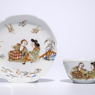Une tasse et soucoupe en porcelaine de Chine coquille d’oeuf à décor d’un couple avec un cage à oiseaux, Yongzheng